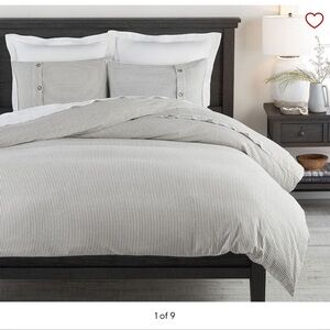 Like new Pottery barn duvet in grey stripe